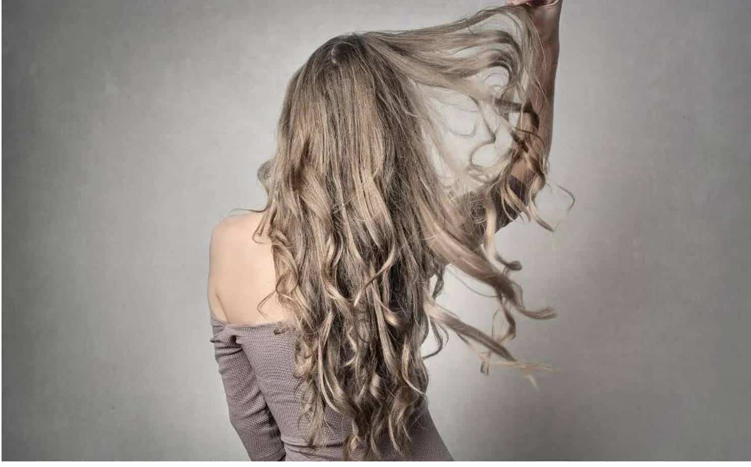Mulher exibindo cabelos longos