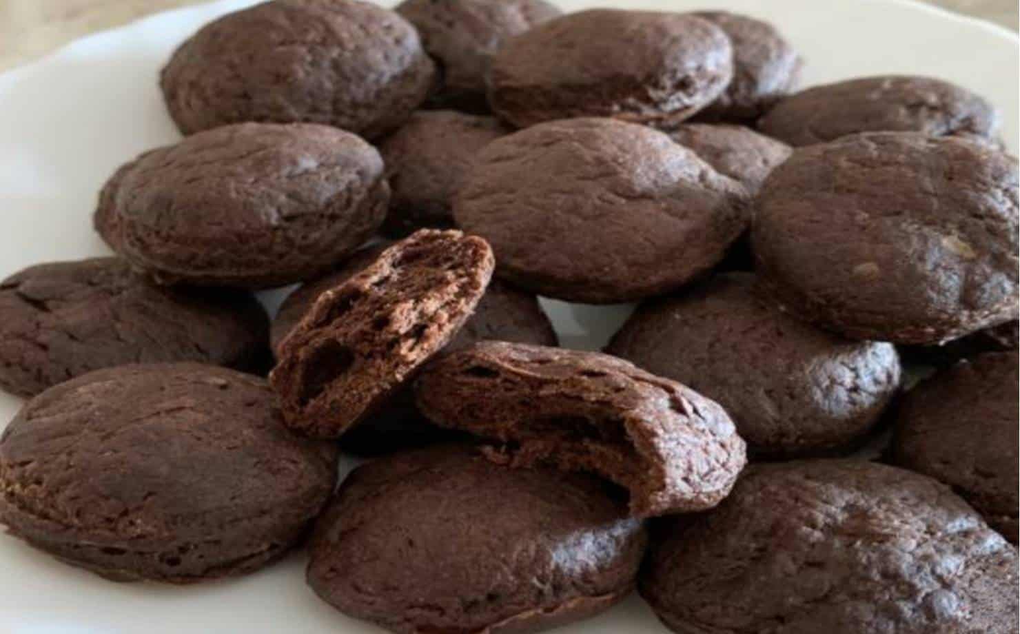 Biscoitos saudáveis de chocolate e manteiga de amendoim no microondas