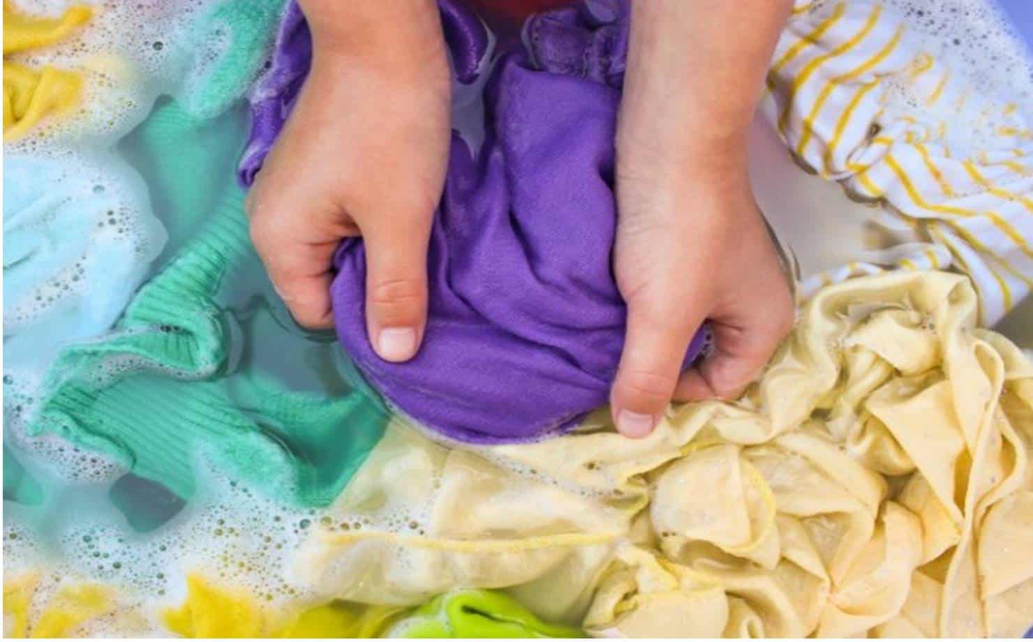 Roupas coloridas sendo lavadas