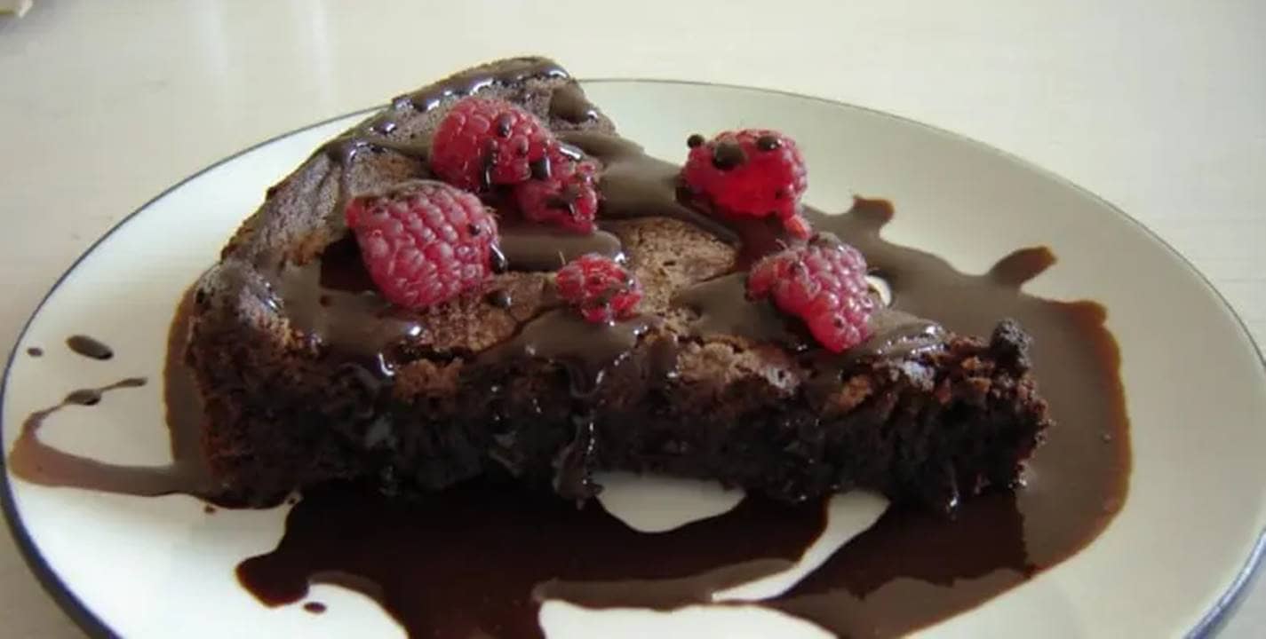 Aprenda a fazer este bolo de chocolate em 9 minutos no micro-ondas