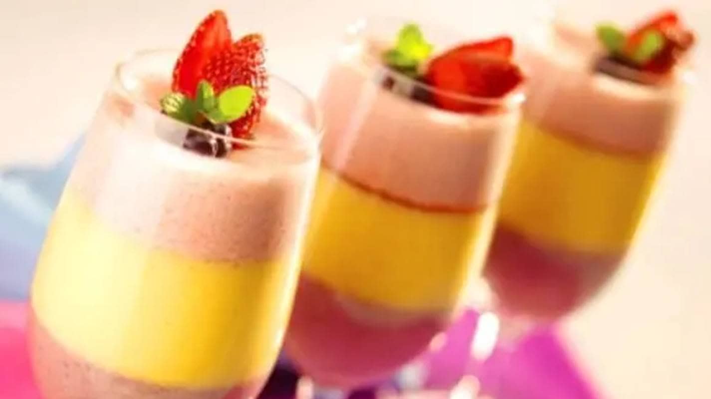 Como preparar um delicioso copo de creme de frutas: três cores, três sabores