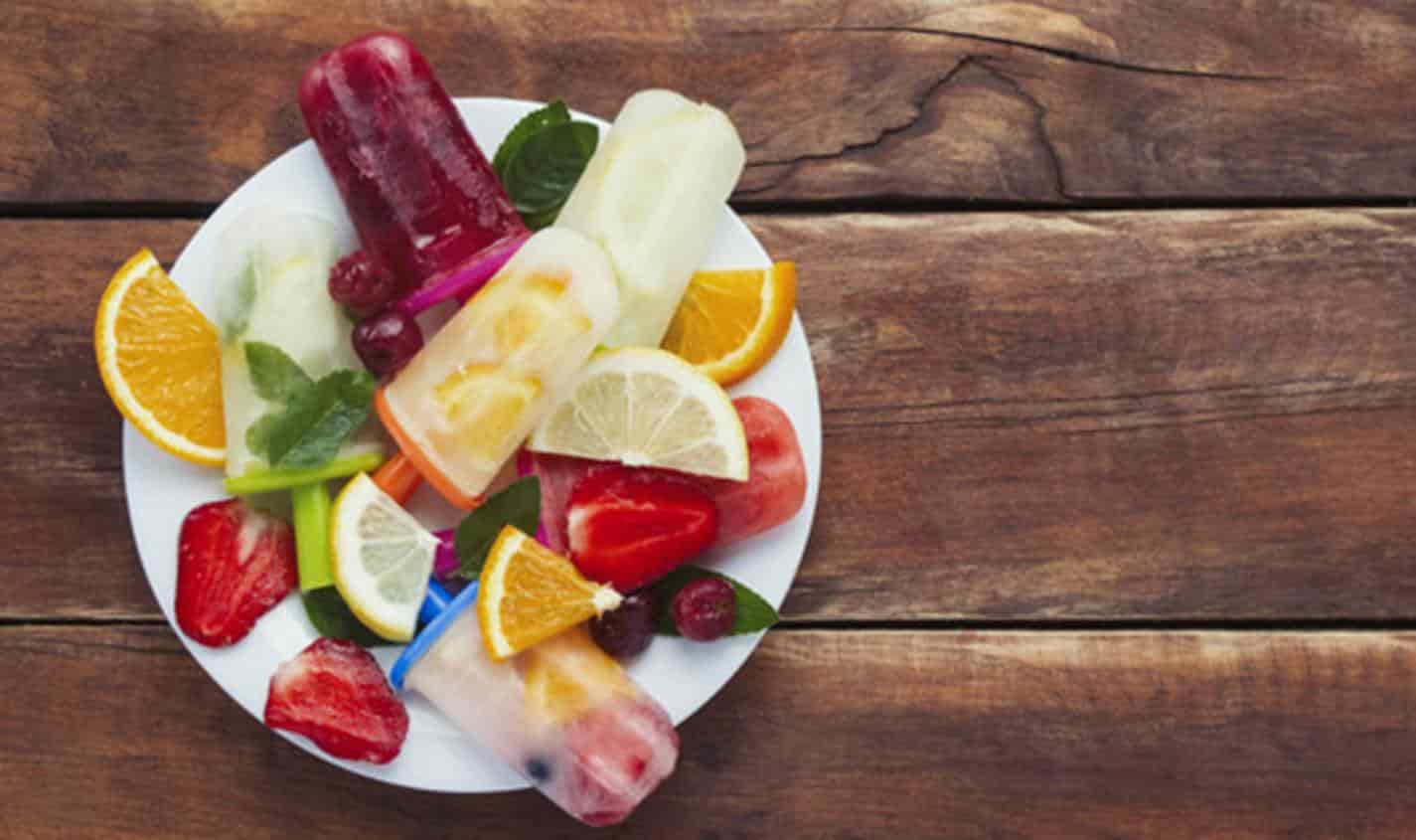 Picolés de frutas caseiros, saudáveis ​​e sem açúcar: receita rápida e fácil!