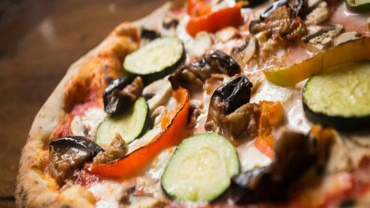 Pizza vegetariana: passo a passo de uma receita original, rica e saudável