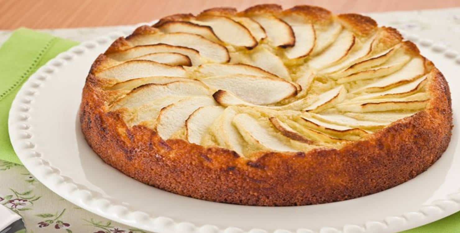 Torta Fácil de maçã exposta no prato de bolo