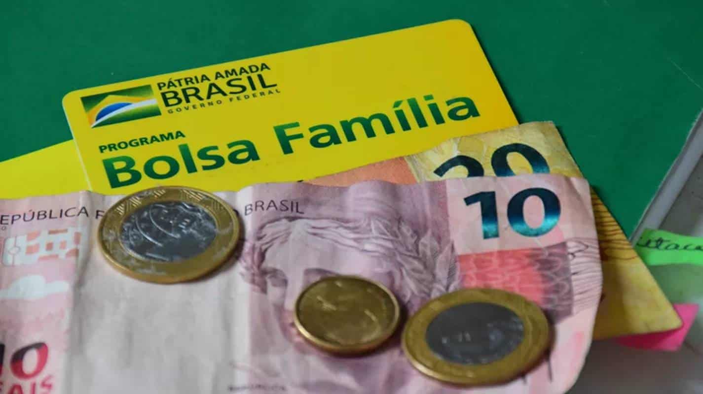 Bolsonaro confirma intenção de reajustar valor do Bolsa Família