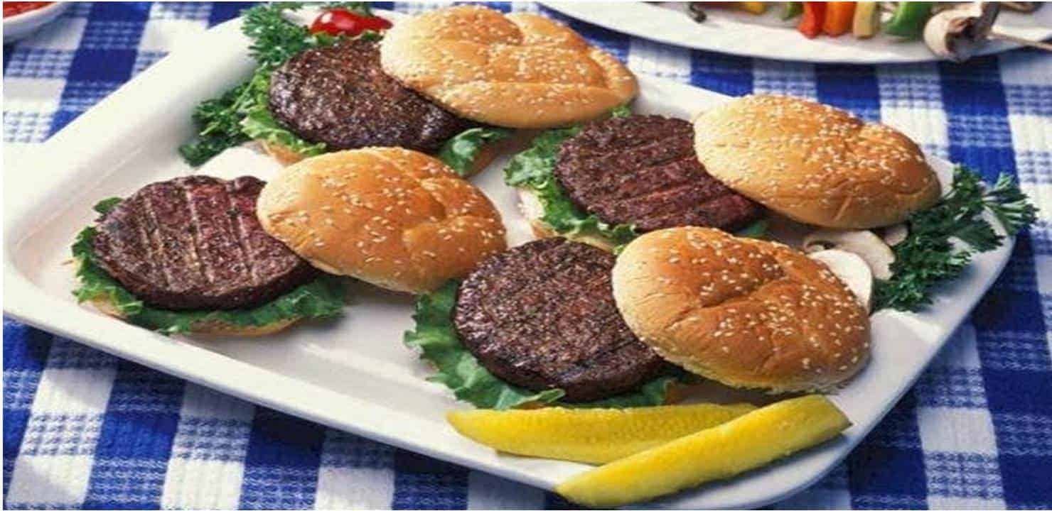Hambúrgueres caseiros: 2 receitas fáceis e saudáveis