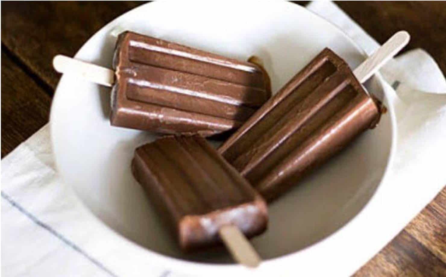 Picolé de chocolate para refrescar o dia das crianças