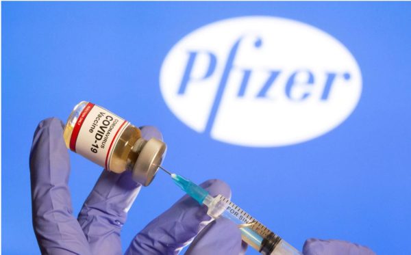 Novo lote de vacinas da Pfizer chega ao Brasil