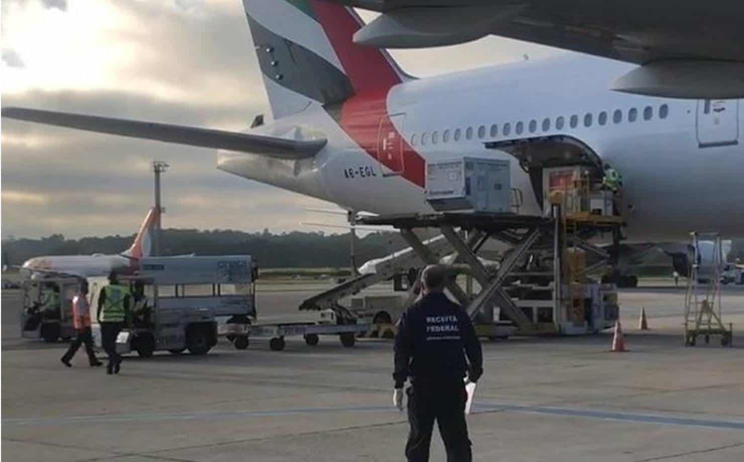 Avião que trouxe a vacina