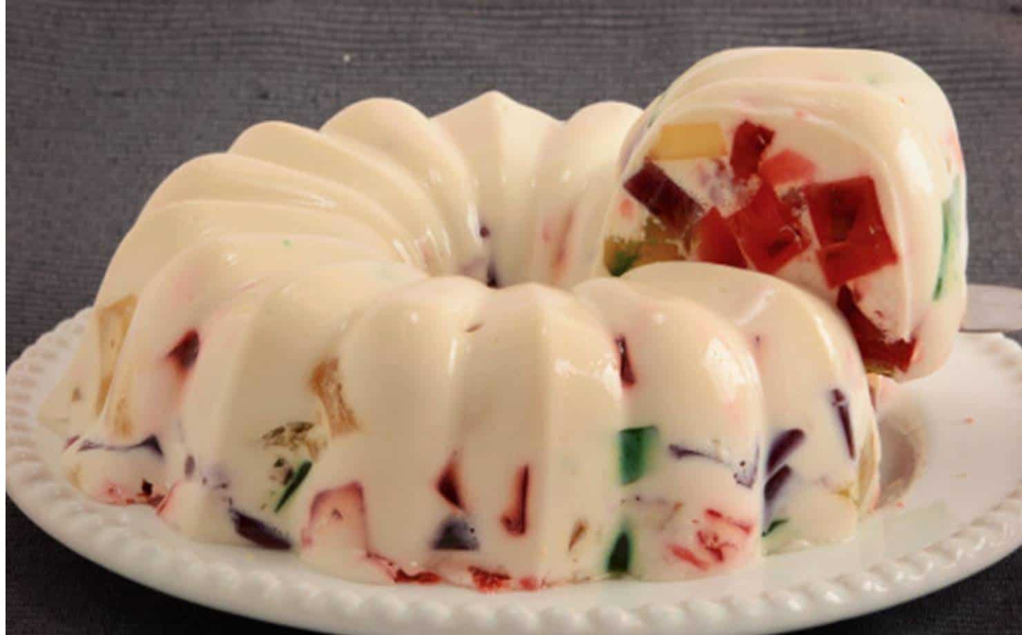 Prepare um delicioso mosaico de gelatina com  iogurte natural