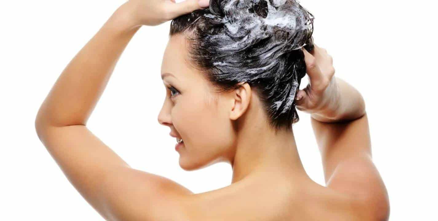 Cabeleireira ensina a usar shampoo para lavar o cabelo corretamente