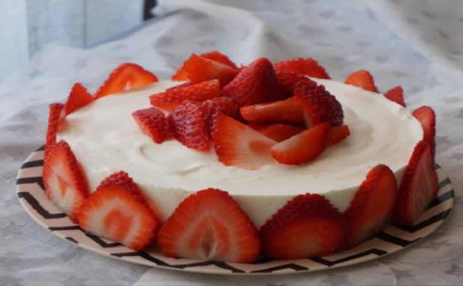 Torta de iogurte e morango: uma receita fácil e deliciosa