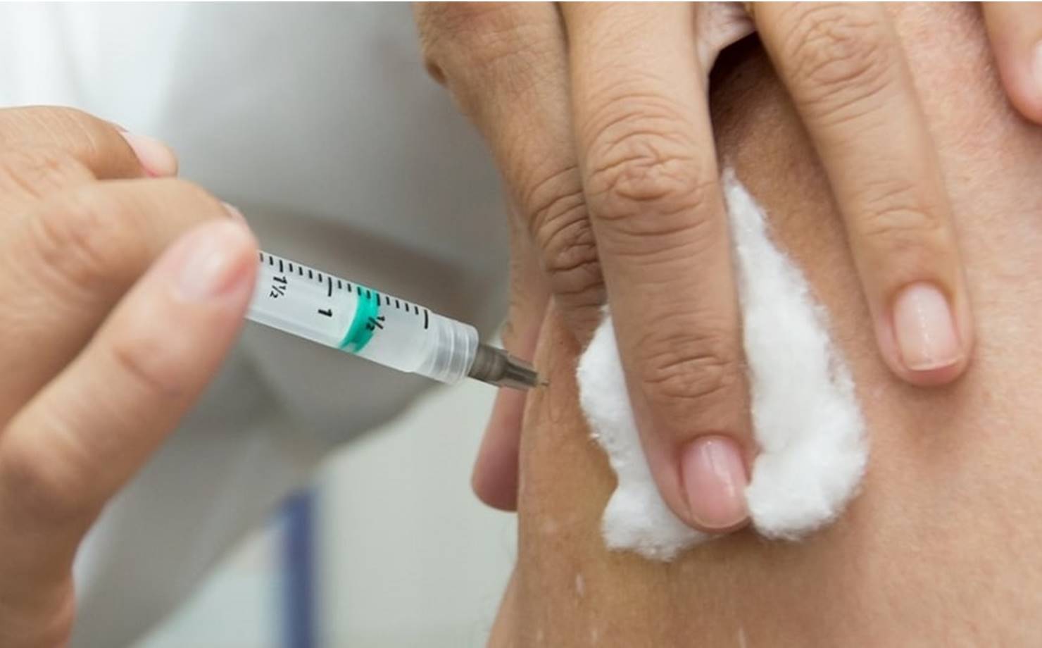 Vacinação evita 43 mil mortes de idosos por covid em 13 semanas no país