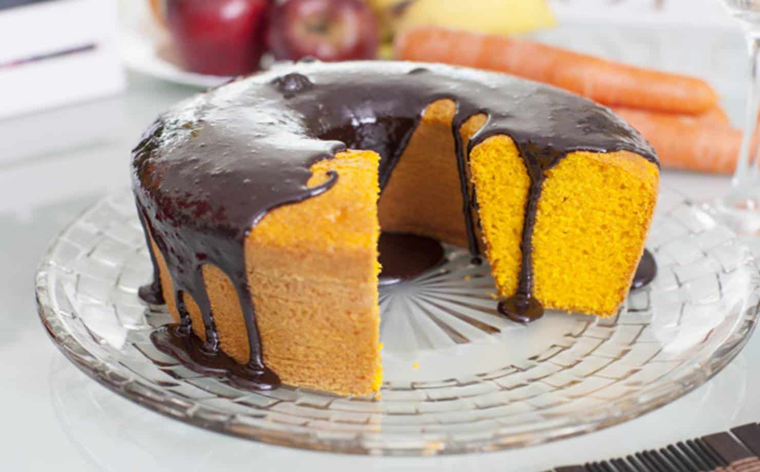 Aprenda a fazer um bolo fit de cenoura com cobertura de chocolate
