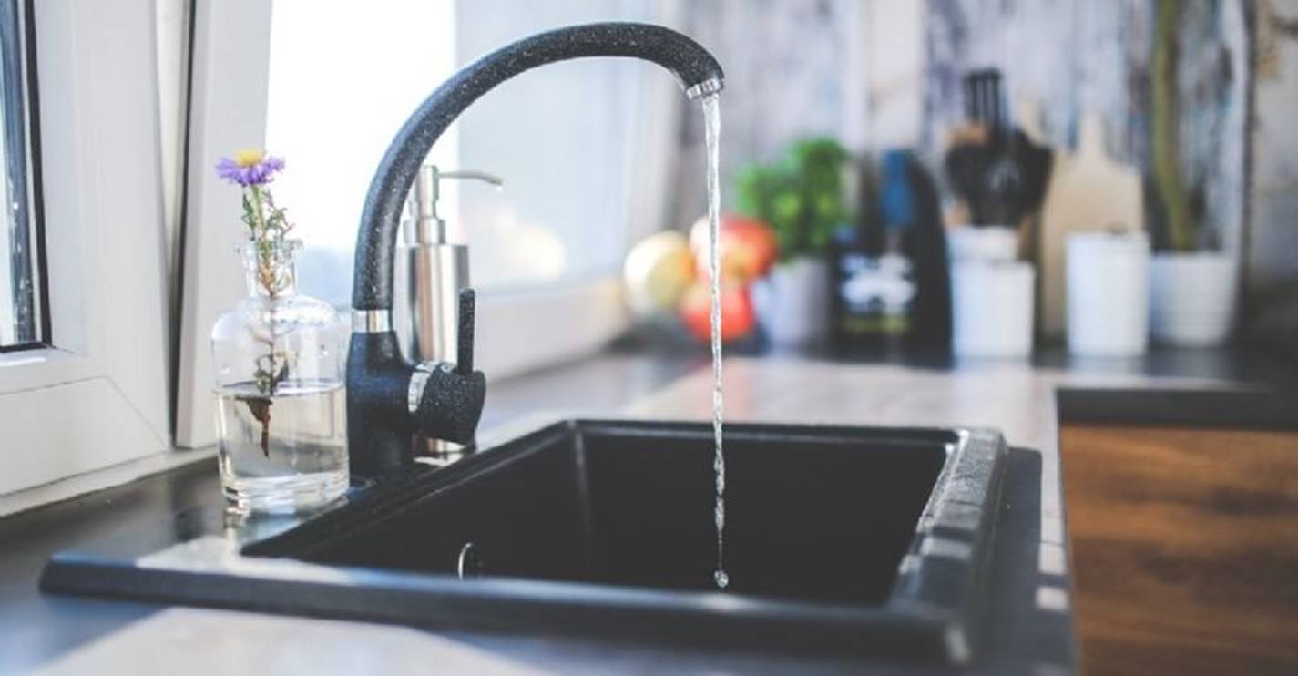 Dicas para economizar água e evitar desperdícios na cozinha
