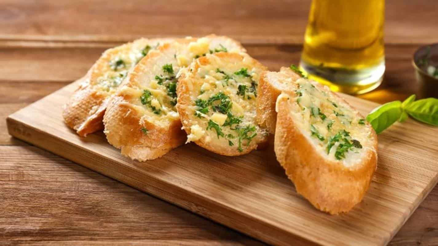 Prepare um delicioso pão de alho em apenas 10 minutos