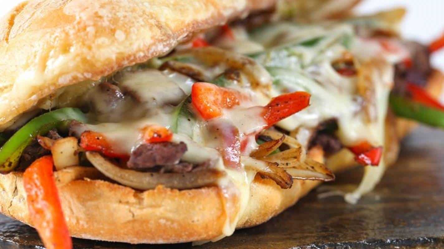 Prepare um delicioso Cheesesteak de carne e queijo em casa 