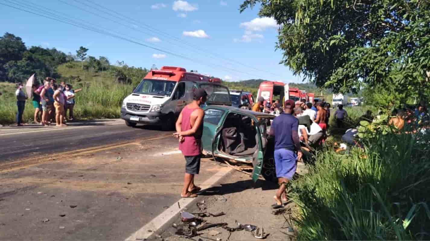 Acidente envolvendo carro e caminhão deixa 8 pessoas feridas na Bahia