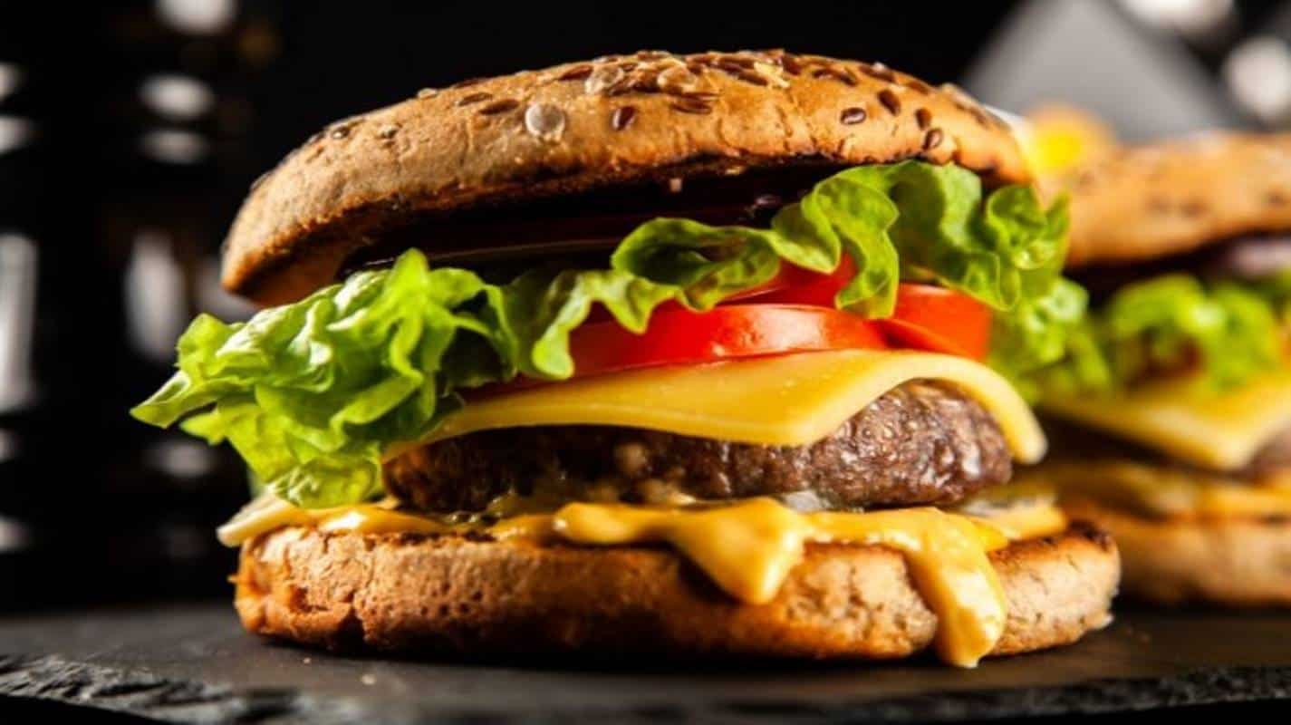 Prepare a melhor carne de hambúrguer em casa com essas dicas simples