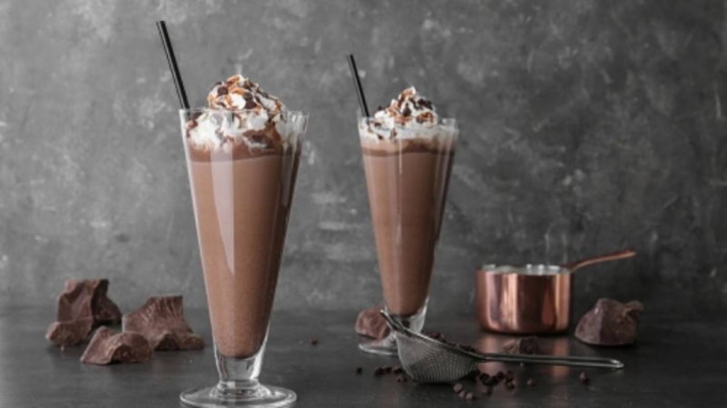Milkshake de chocolate duplo, uma bebida doce para mimar seus filhos