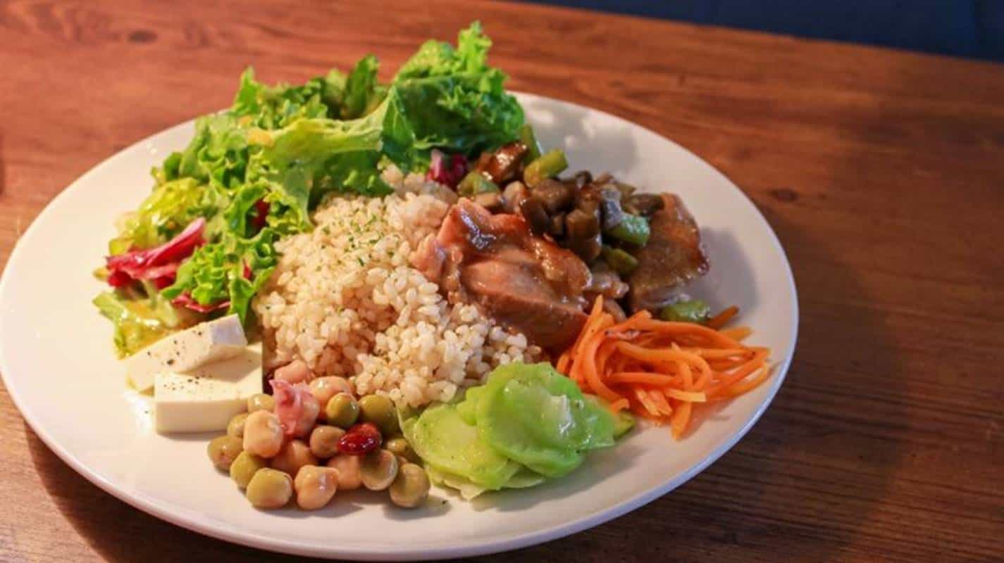 Pratos saudáveis: aprenda a fazer um saboroso arroz integral com legumes