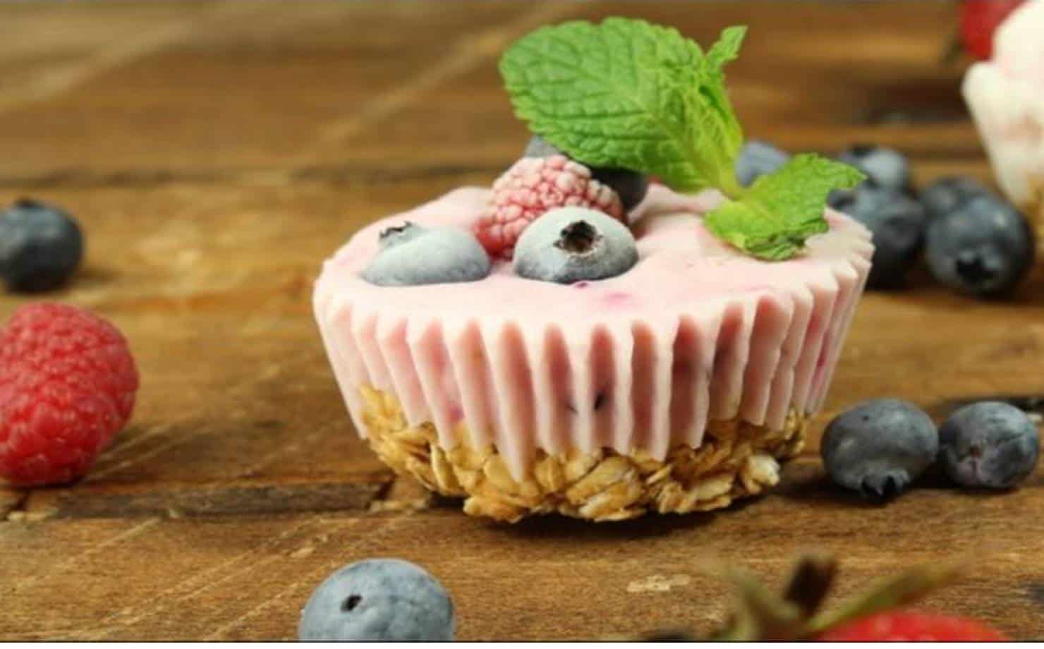 Cupcakes de Iogurte Decorado com Frutas e Folha de Hortelã