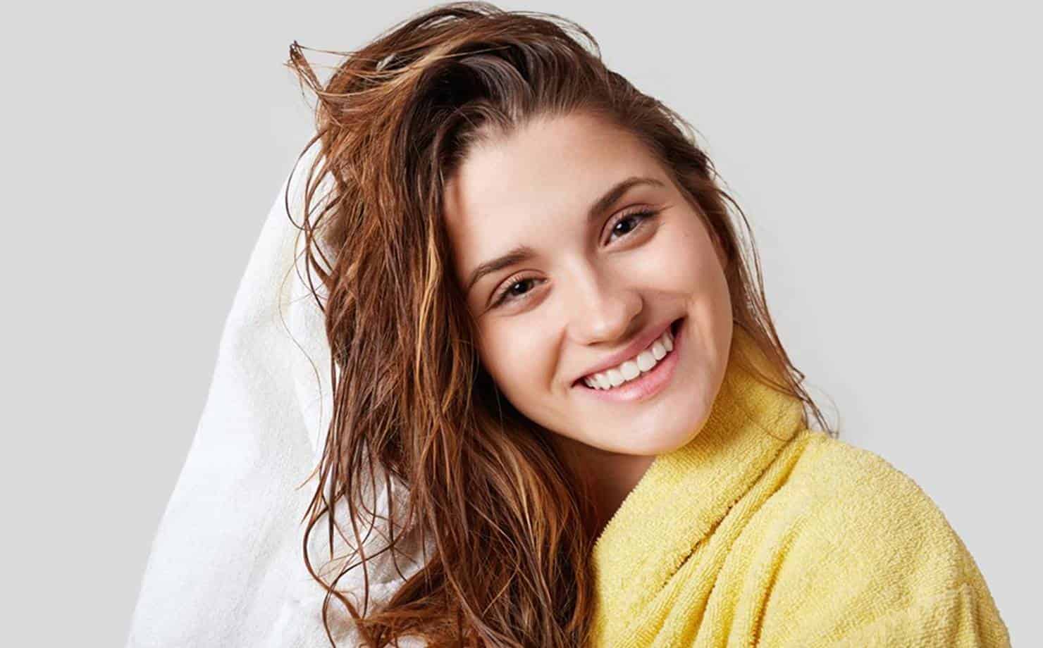 Nós gostamos de manter o cabelo brilhante e hidratado, então veja que os benefícios da água de alecrim para cuidar do seu o cabelo