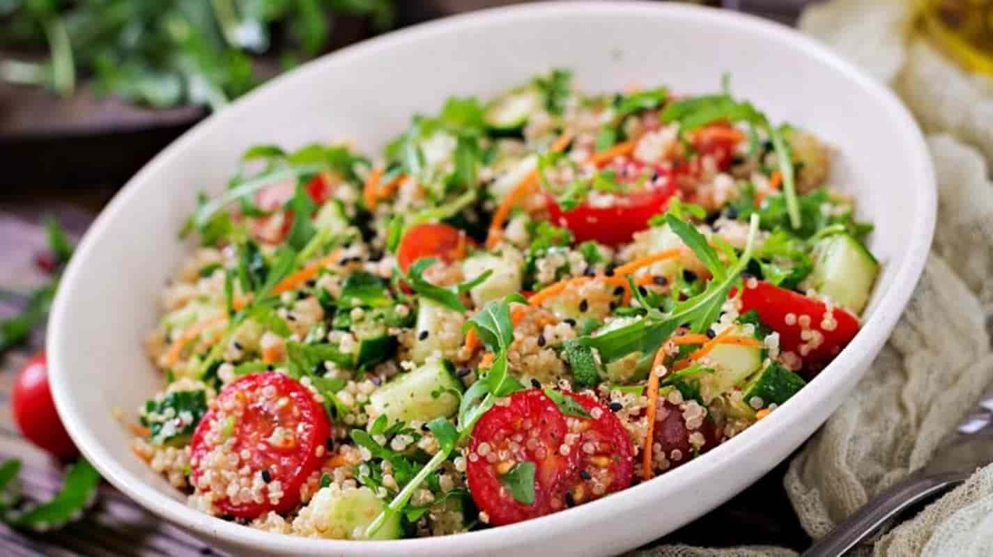 Quer perder peso? Prepare esta deliciosa salada de rúcula e quinoa para o jantar