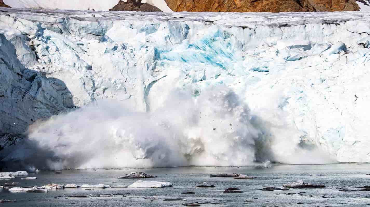 Maior iceberg do mundo se desprende da Antártica e fica à deriva