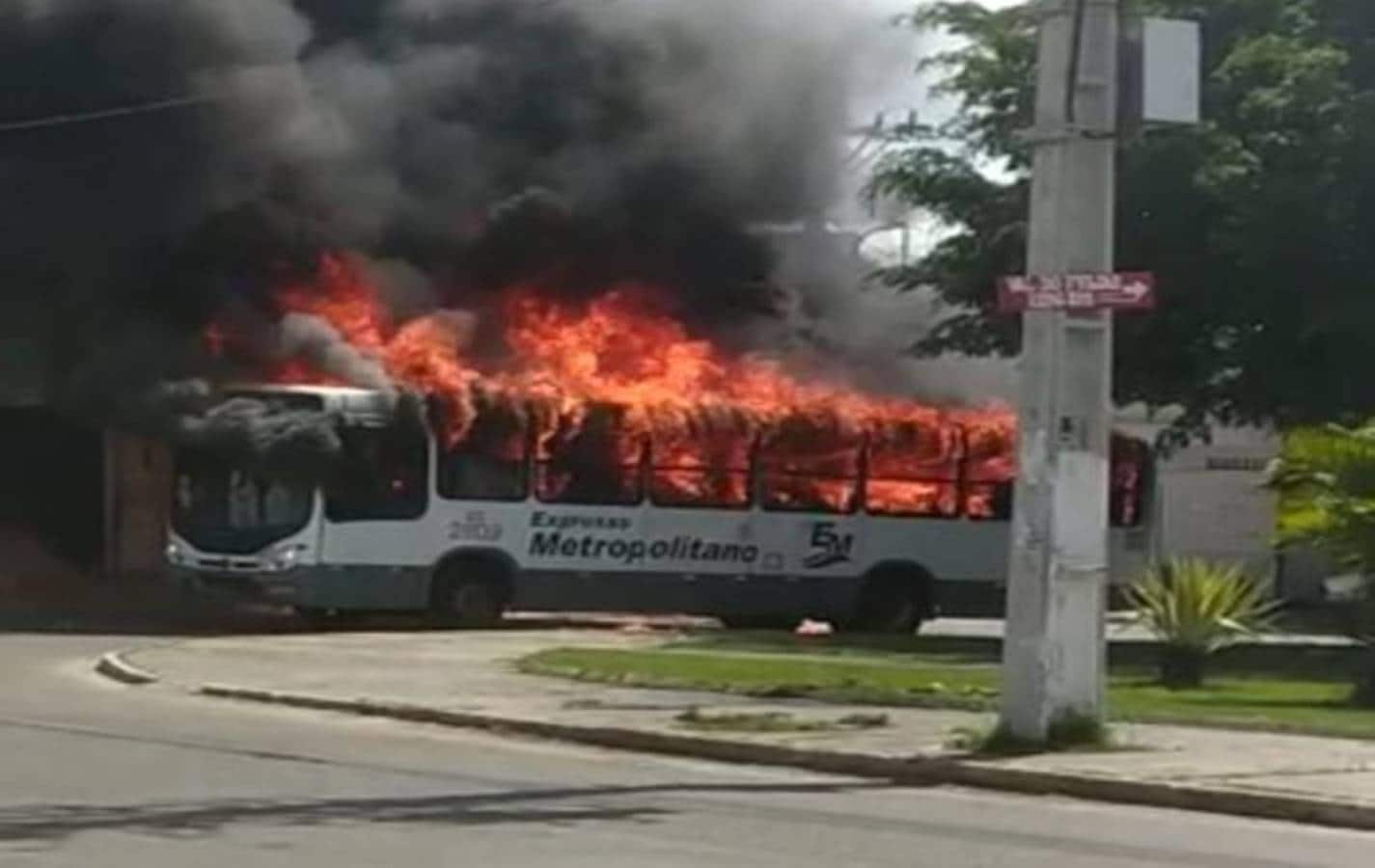 Ônibus é queimado em protesto por morte de homem em Simões Filho 1: Veja vídeos