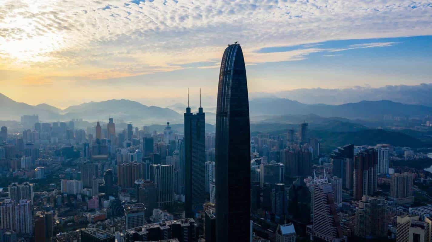 Prédio de 290 metros balança e causa susto e correria na China