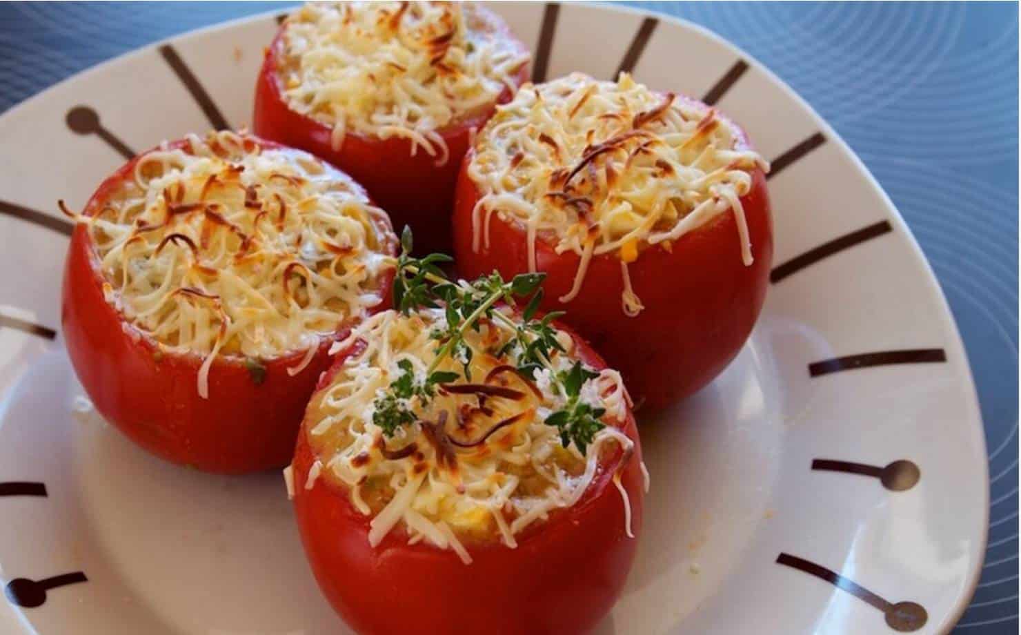 Tomates gratinado com parmesão; um prato simples e cheio de sabor 