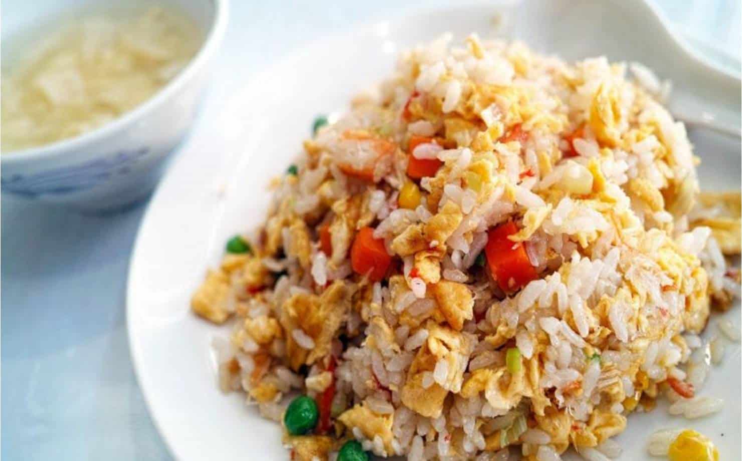 Prepare um delicioso arroz frito muito crocante