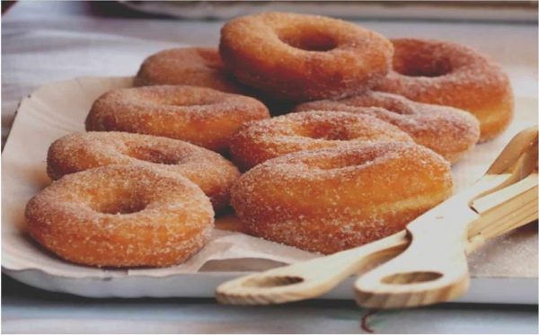 Acompanhe o seu café da manhã com estes donuts recheados 