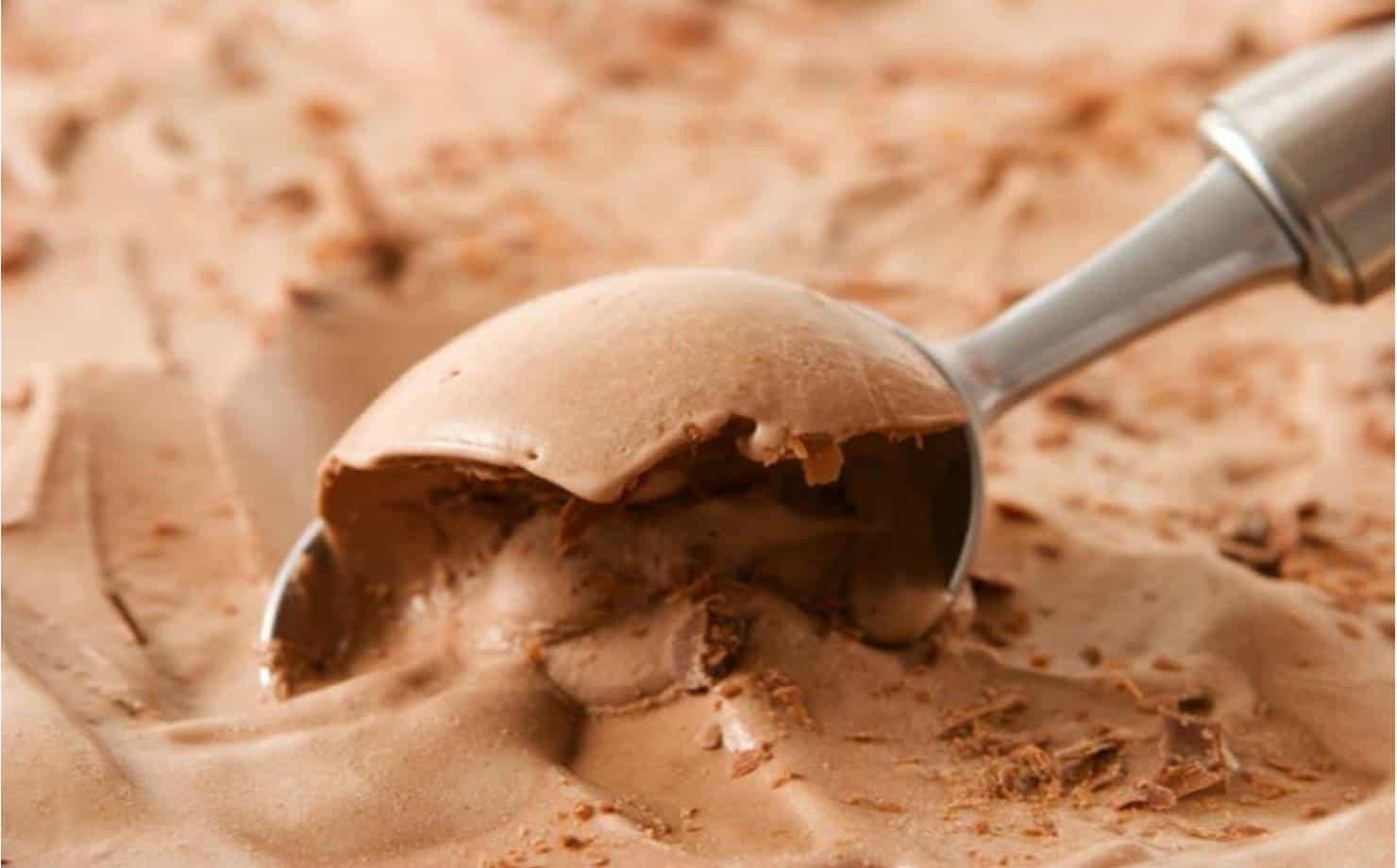 Como fazer sorvete de chocolate cremoso com 4 ingredientes