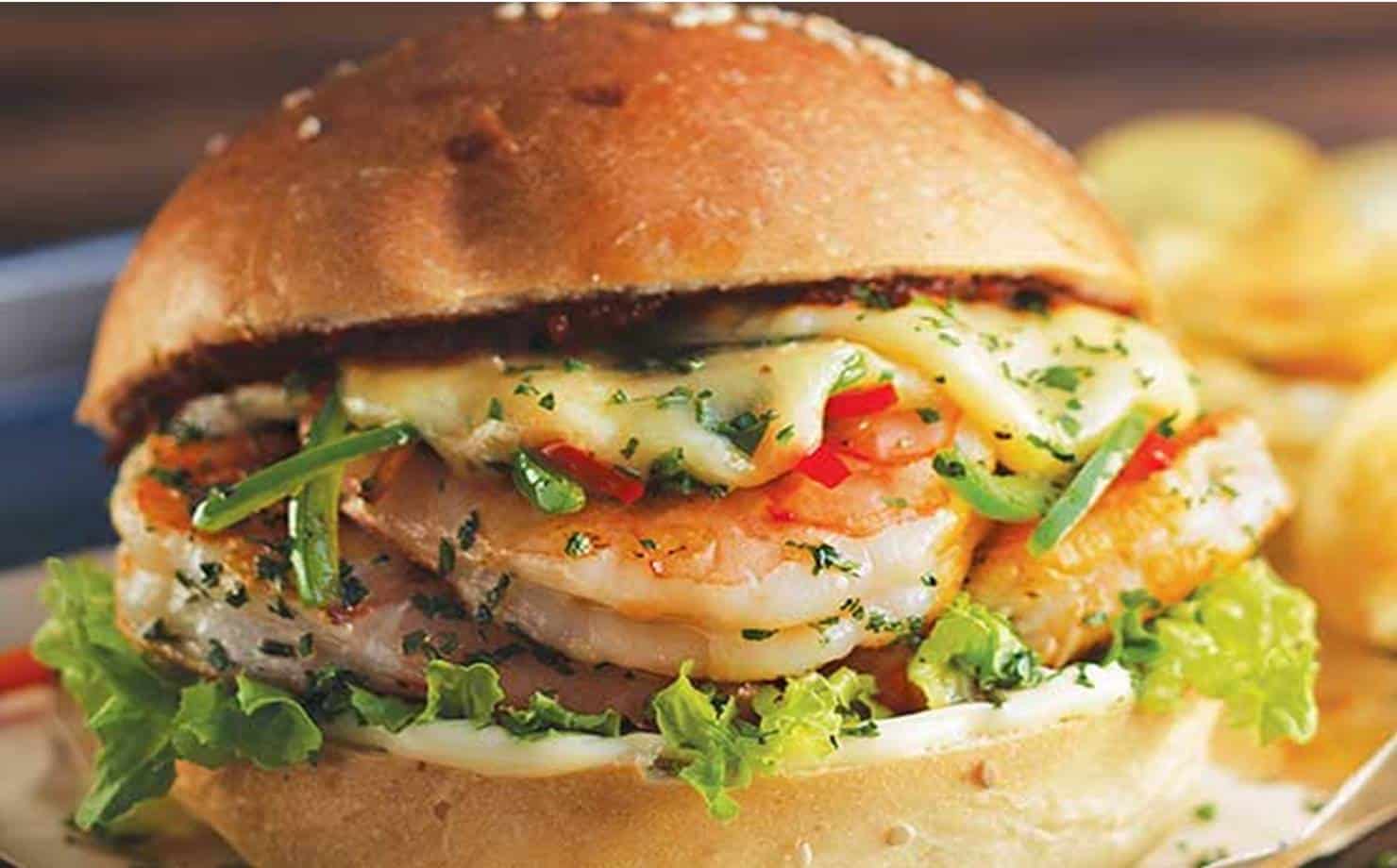 Surpreenda sua família com este saboroso hambúrguer de camarão