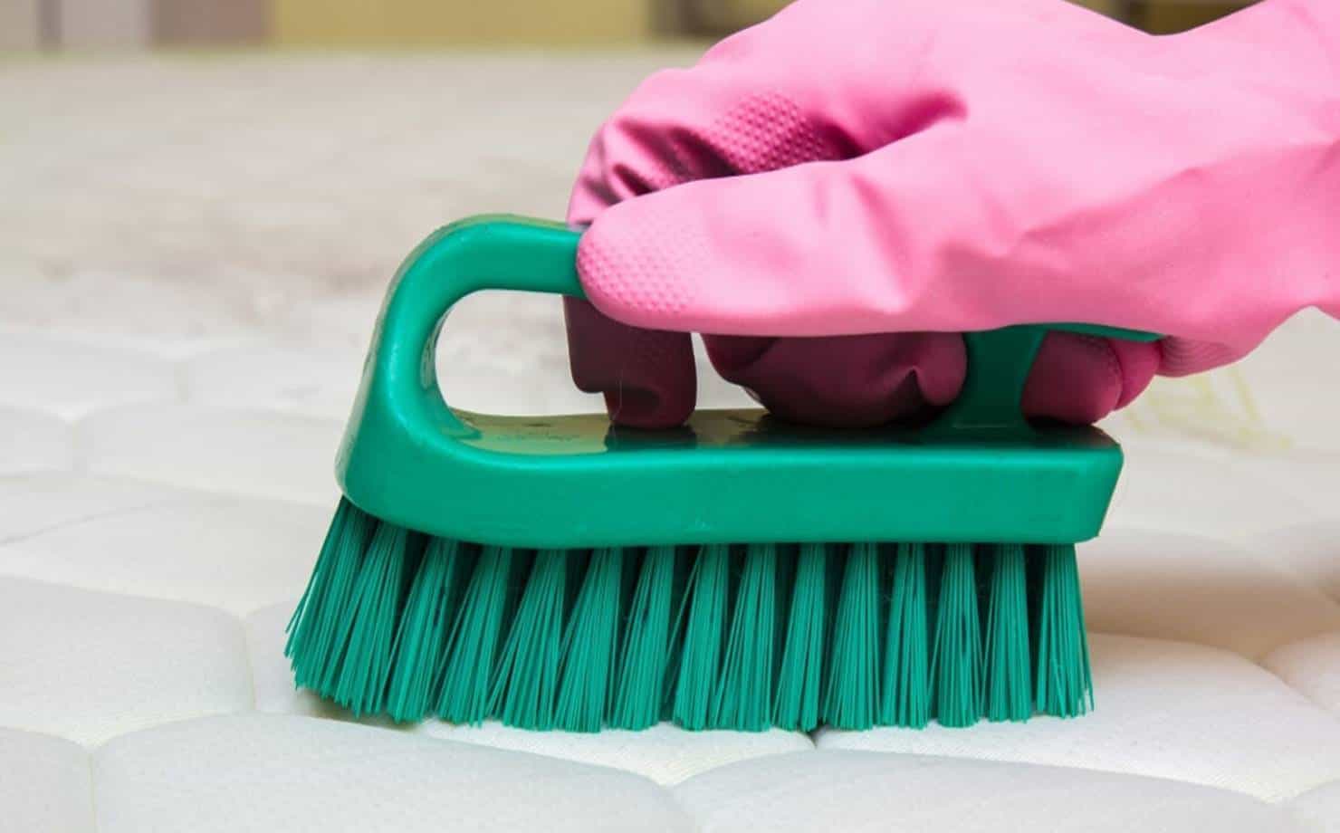 Aprenda como limpar um colchão a seco; veja 3 dicas