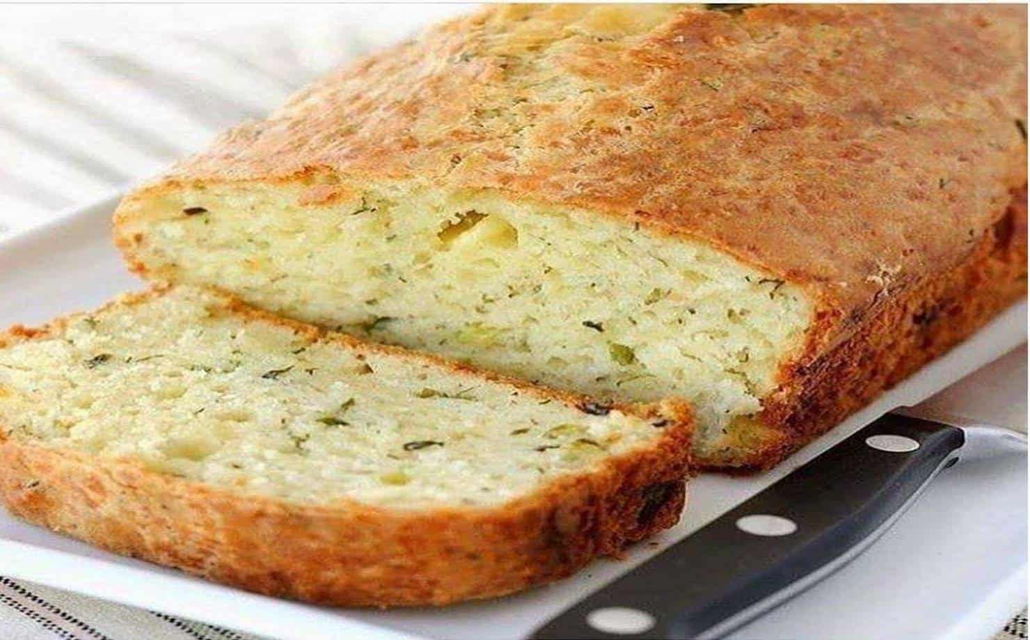 Receita saborosa de pão de cebola com queijo e alecrim