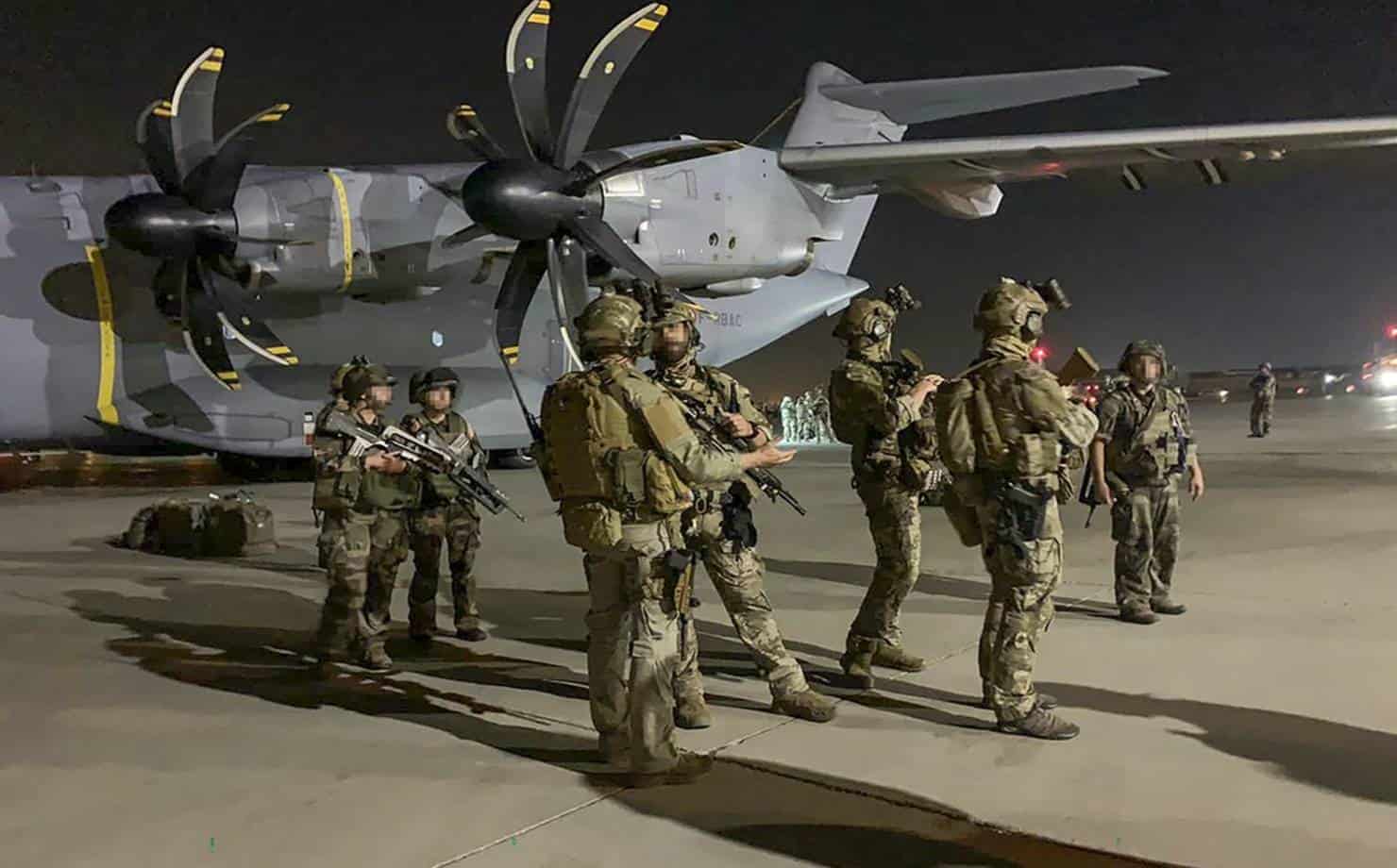 Após cenas de caos e mortes, voos militares são retomados em Cabul