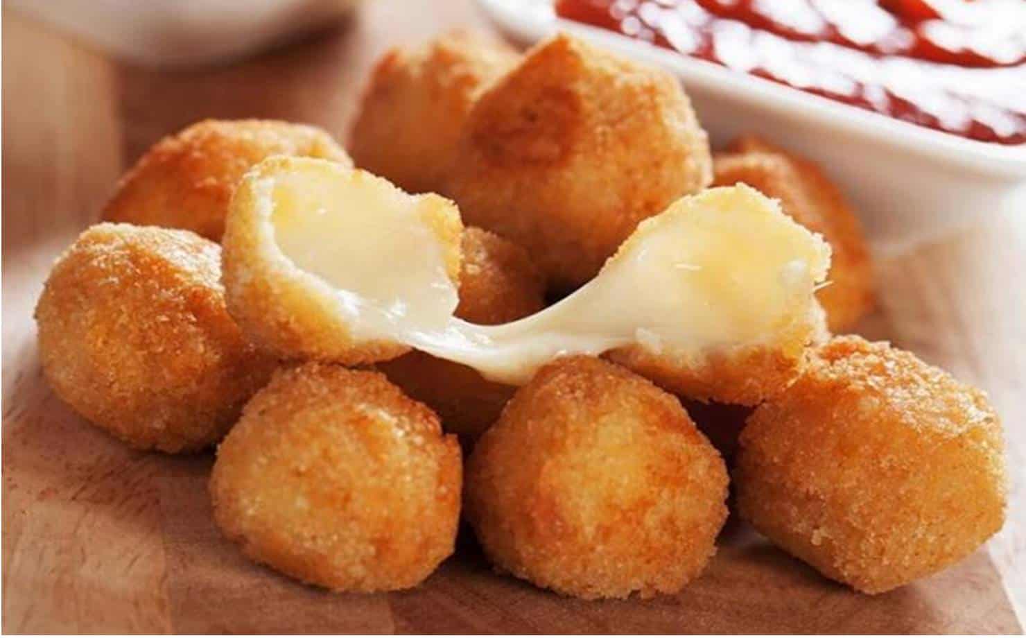 Prepare essas bolas de queijo, um lanche simples e delicioso!