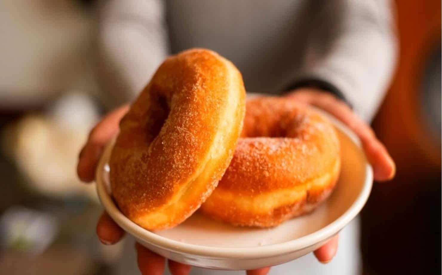 Acompanhe o seu café da manhã com estes donuts recheados 