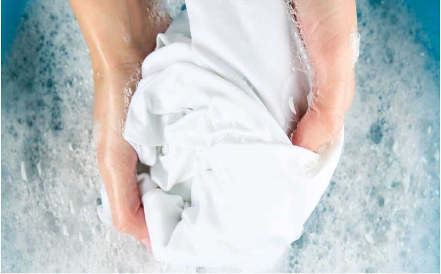 Aprenda como clarear suas roupas brancas sem usar cloro