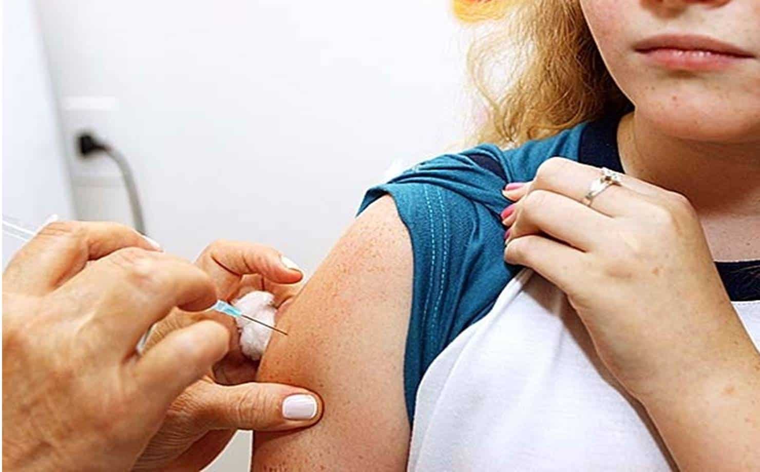 Covid-19: ministério volta a recomendar vacinação de adolescentes