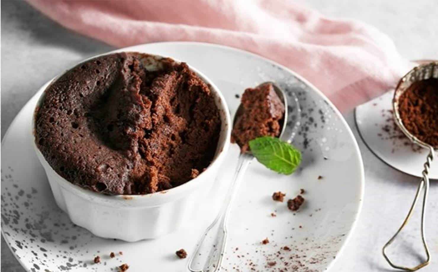 Delicioso brownie de chocolate no micro-ondas em 3 minutos