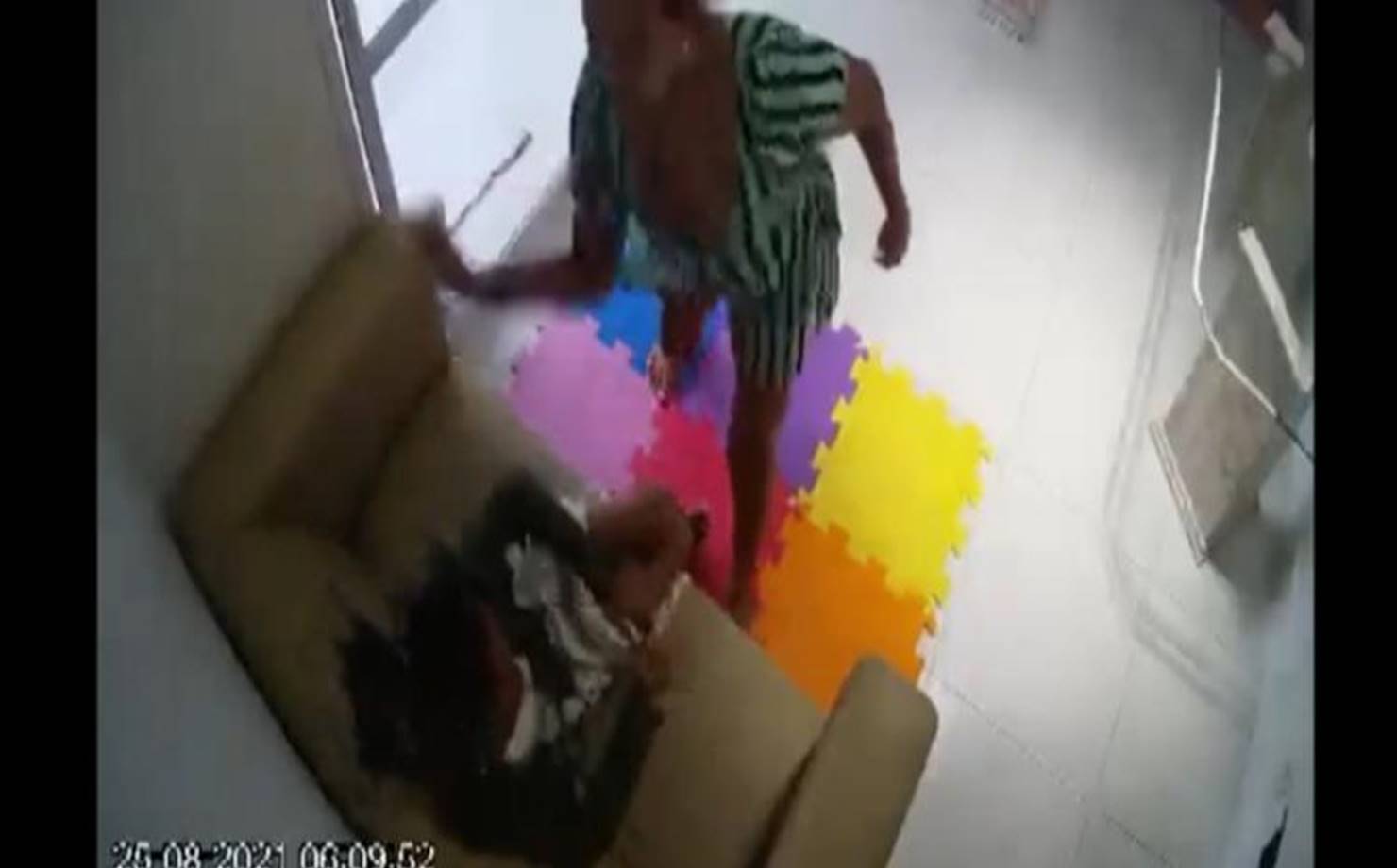 Vídeo mostra momento em que babá é agredida por ex-patroa em Salvador