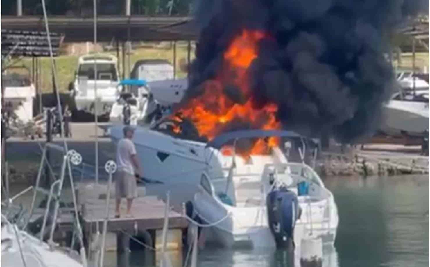 Lancha pega fogo na Marina de Aratu em Simões Filho