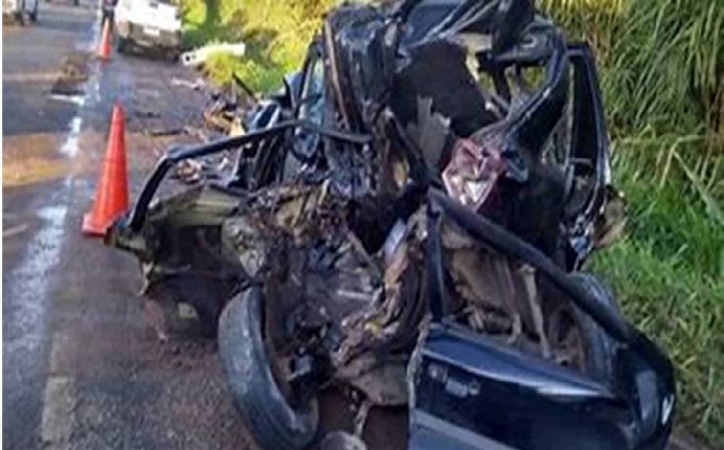 Simões Filho: acidente deixa 3 pessoas feridas e veículo totalmente destruído