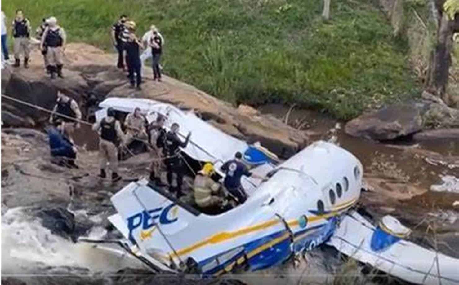 Avião que caiu com Marília Mendonça é retirado do local do acidente