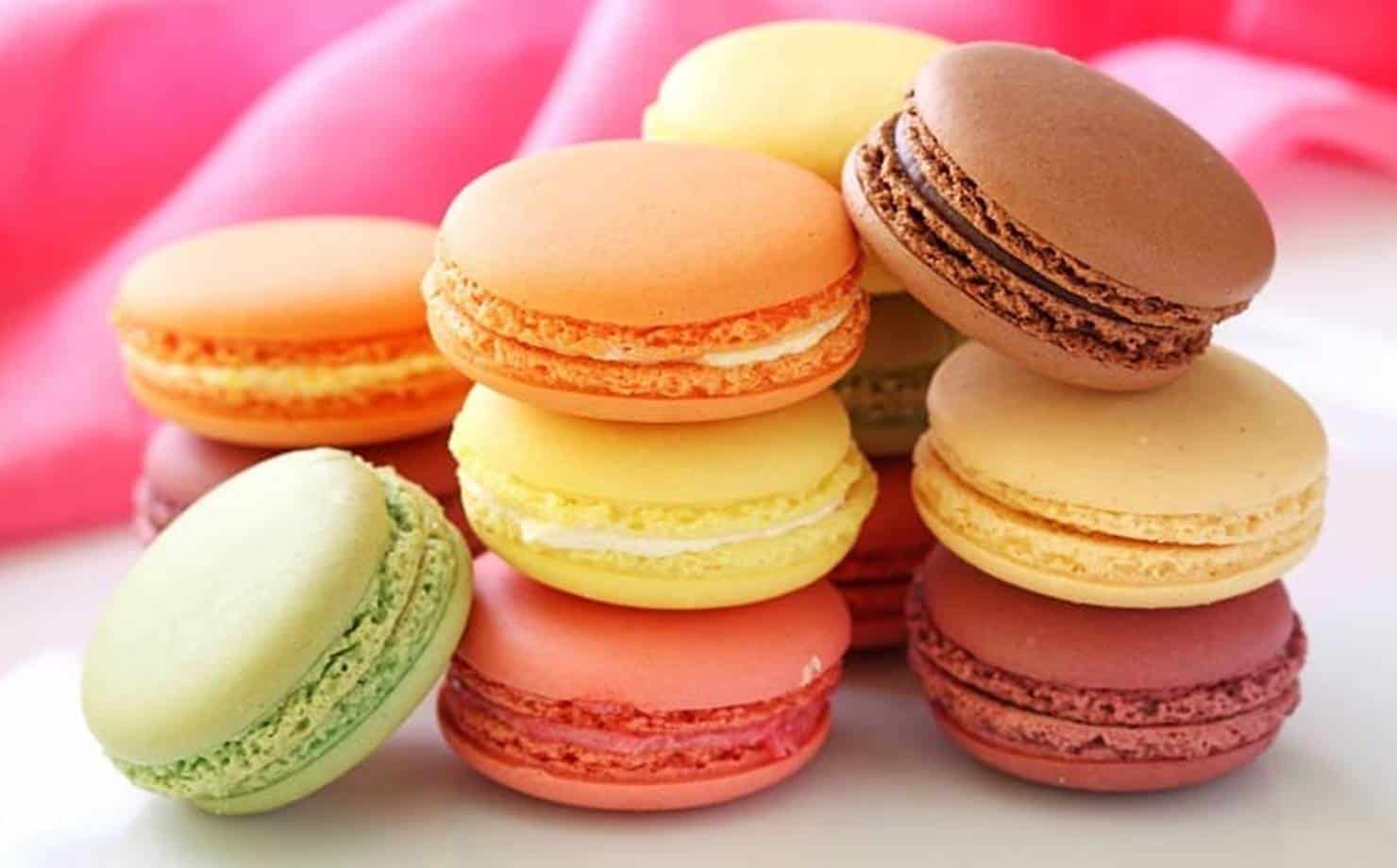 Aprenda a fazer os famosos biscoitos coloridos franceses