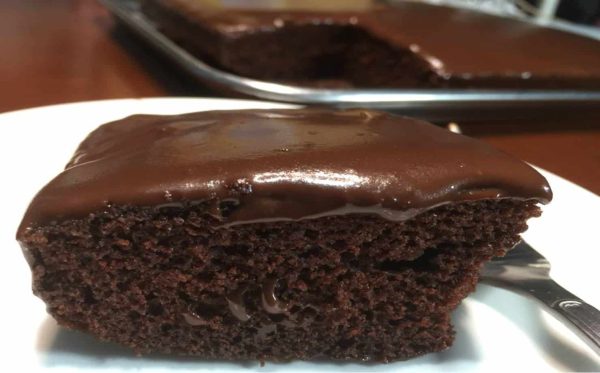 Prepare um delicioso bolo de chocolate úmido e fofinho
